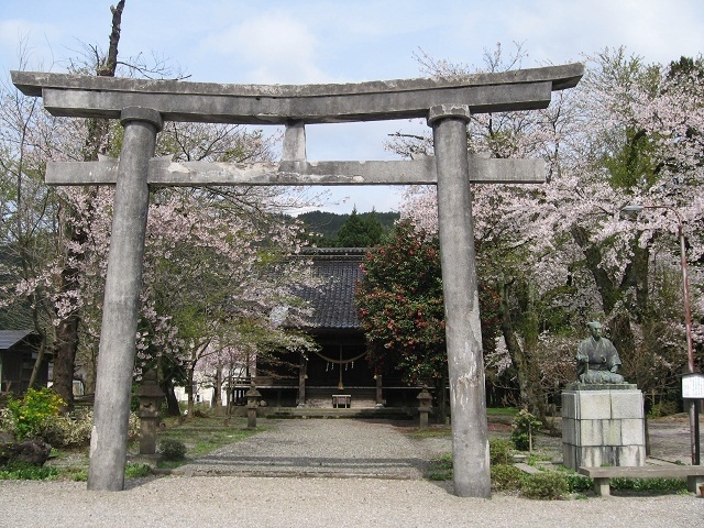 隣接する清河神社