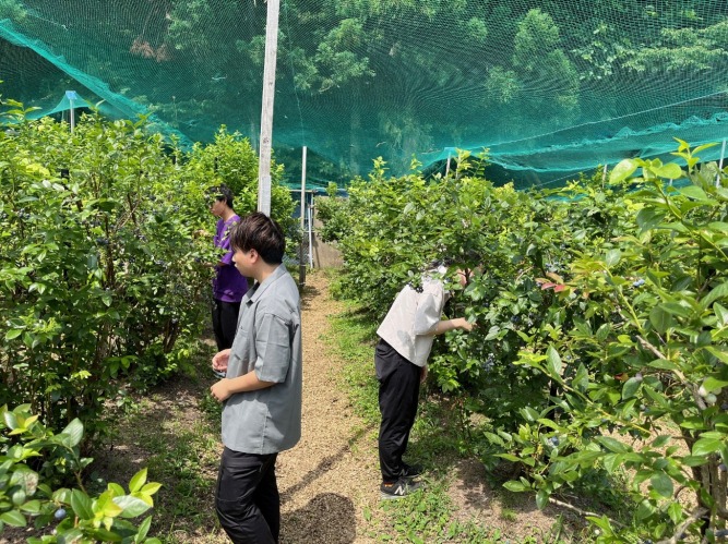 屋外, 立つ, 人, 男 が含まれている画像

AI 生成コンテンツは誤りを含む可能性があります。