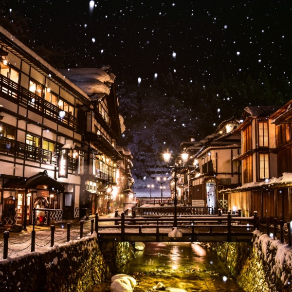 Nostalgic tour to visit spots in Ginzan Onsen related to t…