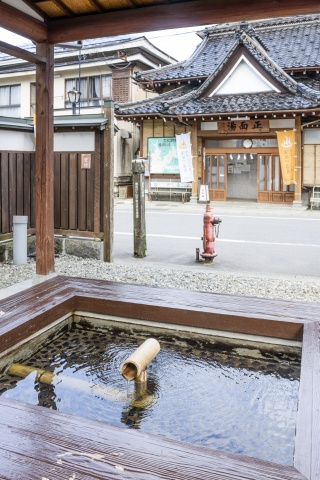 湯田川温泉　足湯（Foot bath at Yutagawa Hot Springs (Yutagawa Onsen)）