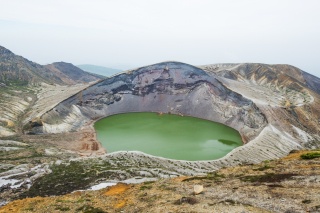 御釜（Okama（Crater lake)）