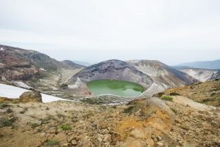 御釜（Okama(Crater lake)）