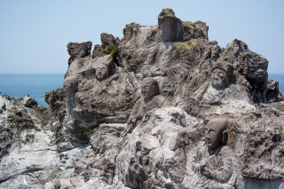 十六羅漢岩（Juroku-rakan iwa: Rakan statues carved on rocks）