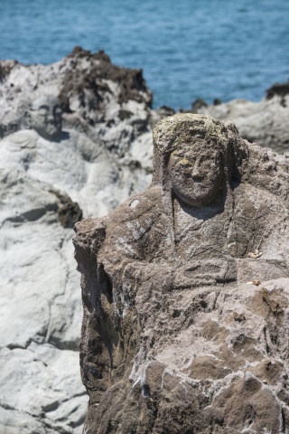 十六羅漢岩（Juroku-rakan iwa: Rakan statues carved on  rocks）