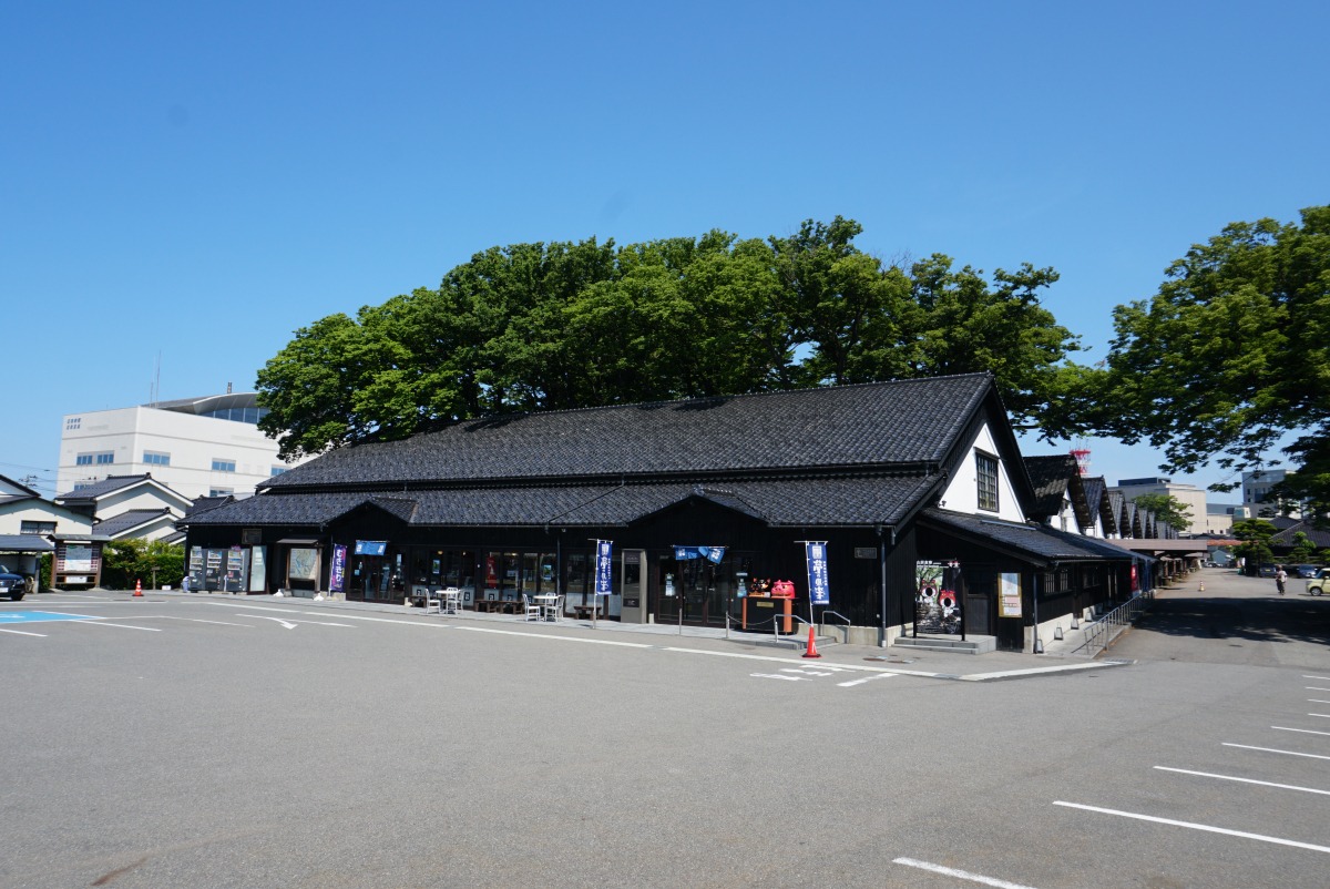 Yamakura Warehouse Sakata Yume no Kuraku, where you can buy souvenirs from Sakata!