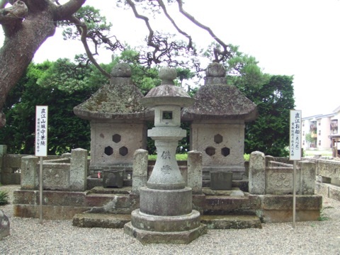 直江兼続夫婦の墓