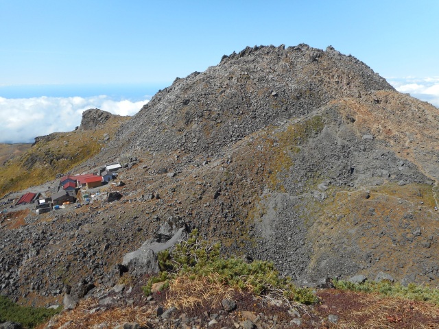 山頂の新山溶岩ドーム