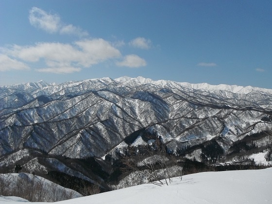 朝日連峰春の雪山トレッキング