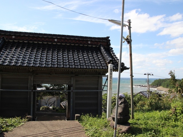 山門と日本海の眺望