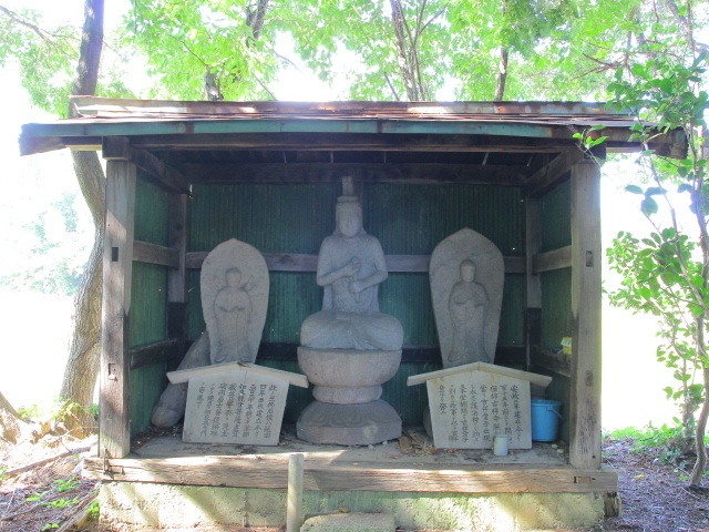 菩薩の石像
