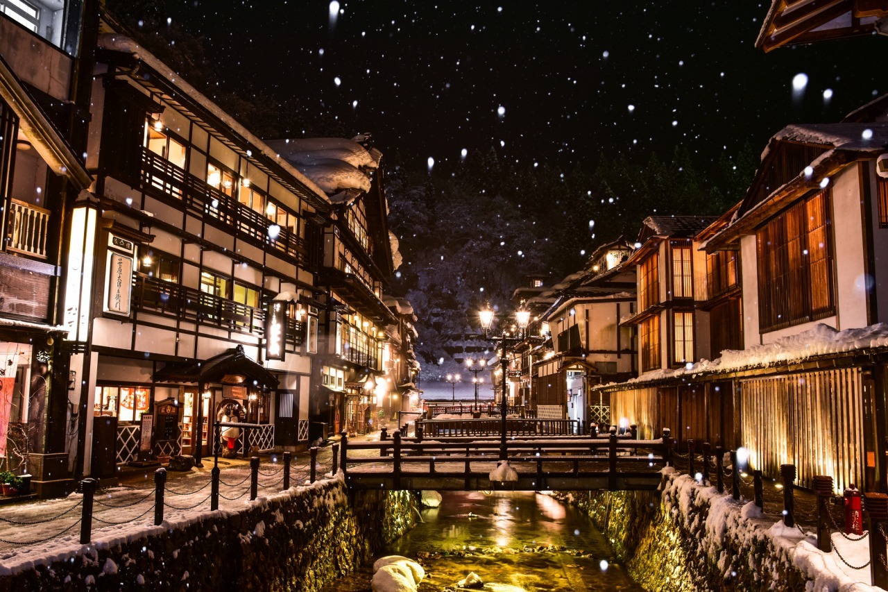 This classic hot spring town lined with traditional wooden architecture is full of photogenic nostalgia!